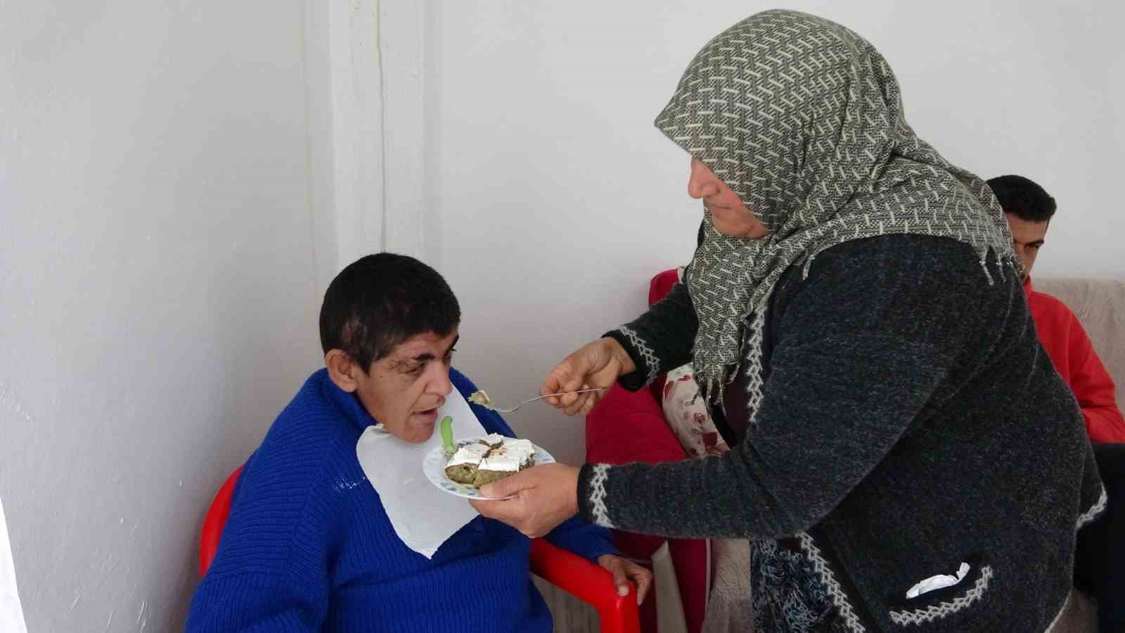 Engelli çocuklarına hem anne hem baba oldu
