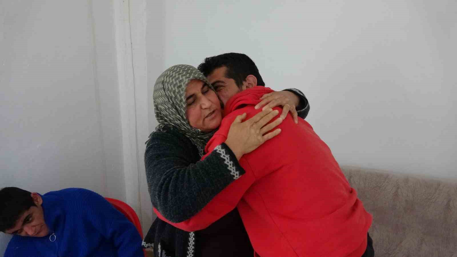 Engelli çocuklarına hem anne hem baba oldu
