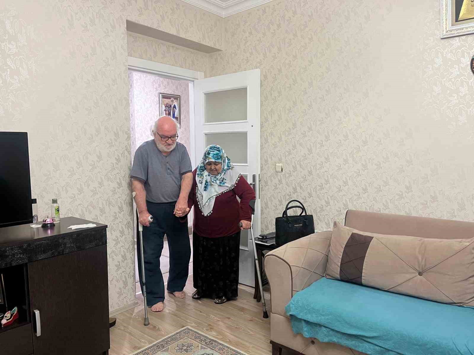 Engelli eşi için evlerinin önündeki sokakta engelli park yeri istiyor
