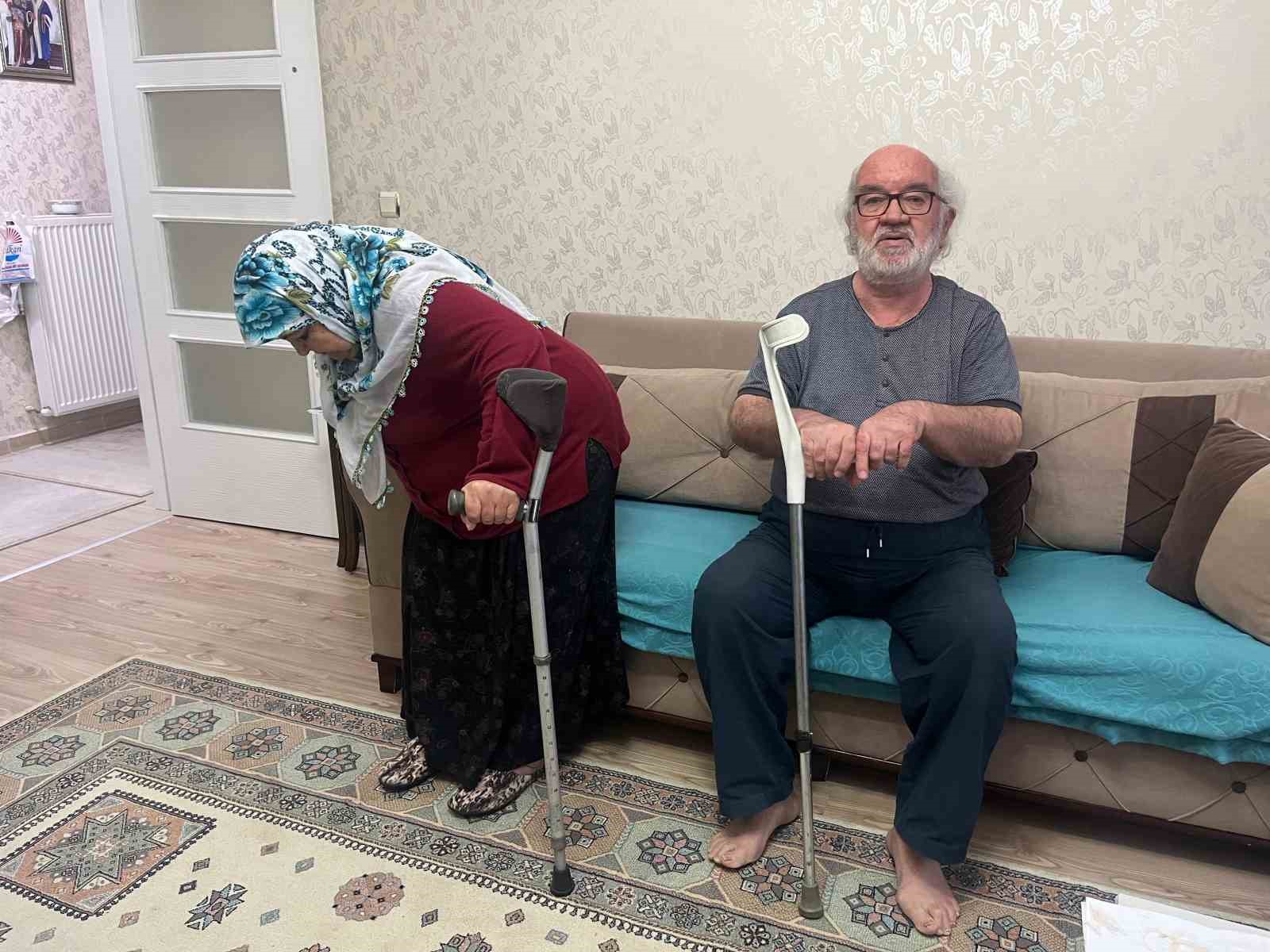 Engelli eşi için evlerinin önündeki sokakta engelli park yeri istiyor
