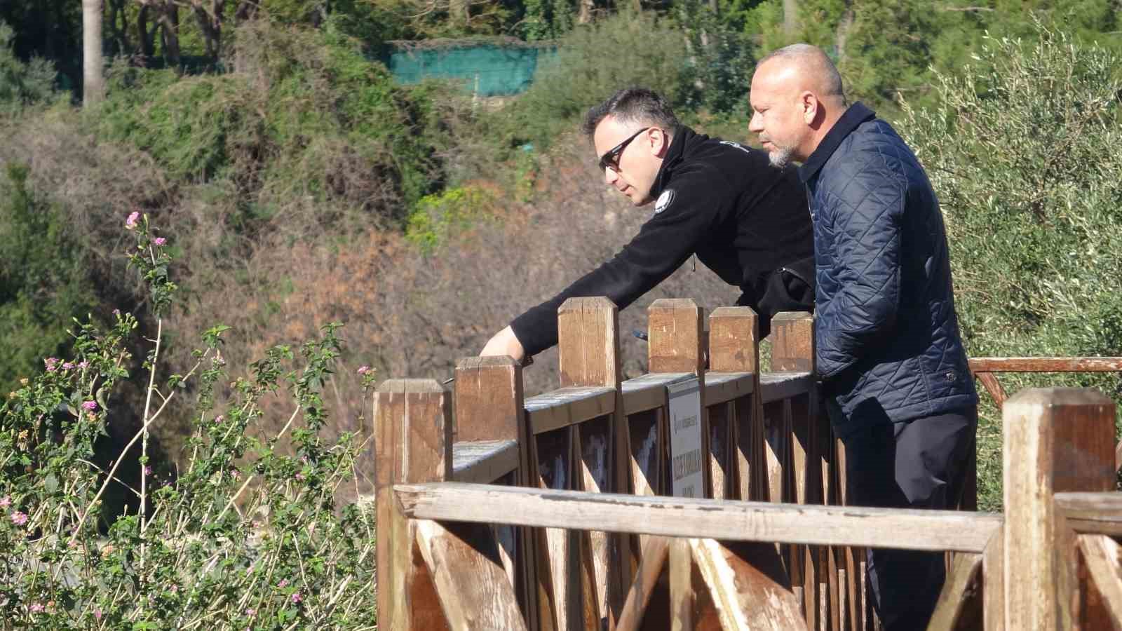 Engelli oğlu için falezlere çıktı, 2 saatte ikna edildi
Engelli oğlu için falezlere çıktı, 2 saatte ikna edildi