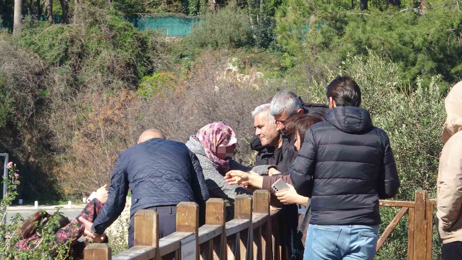 Engelli oğlu için falezlere çıktı, 2 saatte ikna edildi
Engelli oğlu için falezlere çıktı, 2 saatte ikna edildi