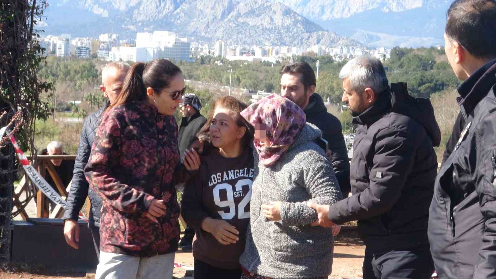 Engelli oğlu için falezlere çıktı, 2 saatte ikna edildi
Engelli oğlu için falezlere çıktı, 2 saatte ikna edildi