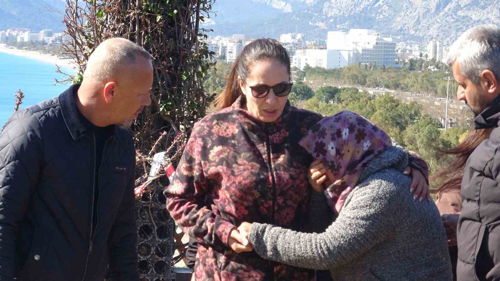 Engelli oğlu için falezlere çıktı, 2 saatte ikna edildi
Engelli oğlu için falezlere çıktı, 2 saatte ikna edildi