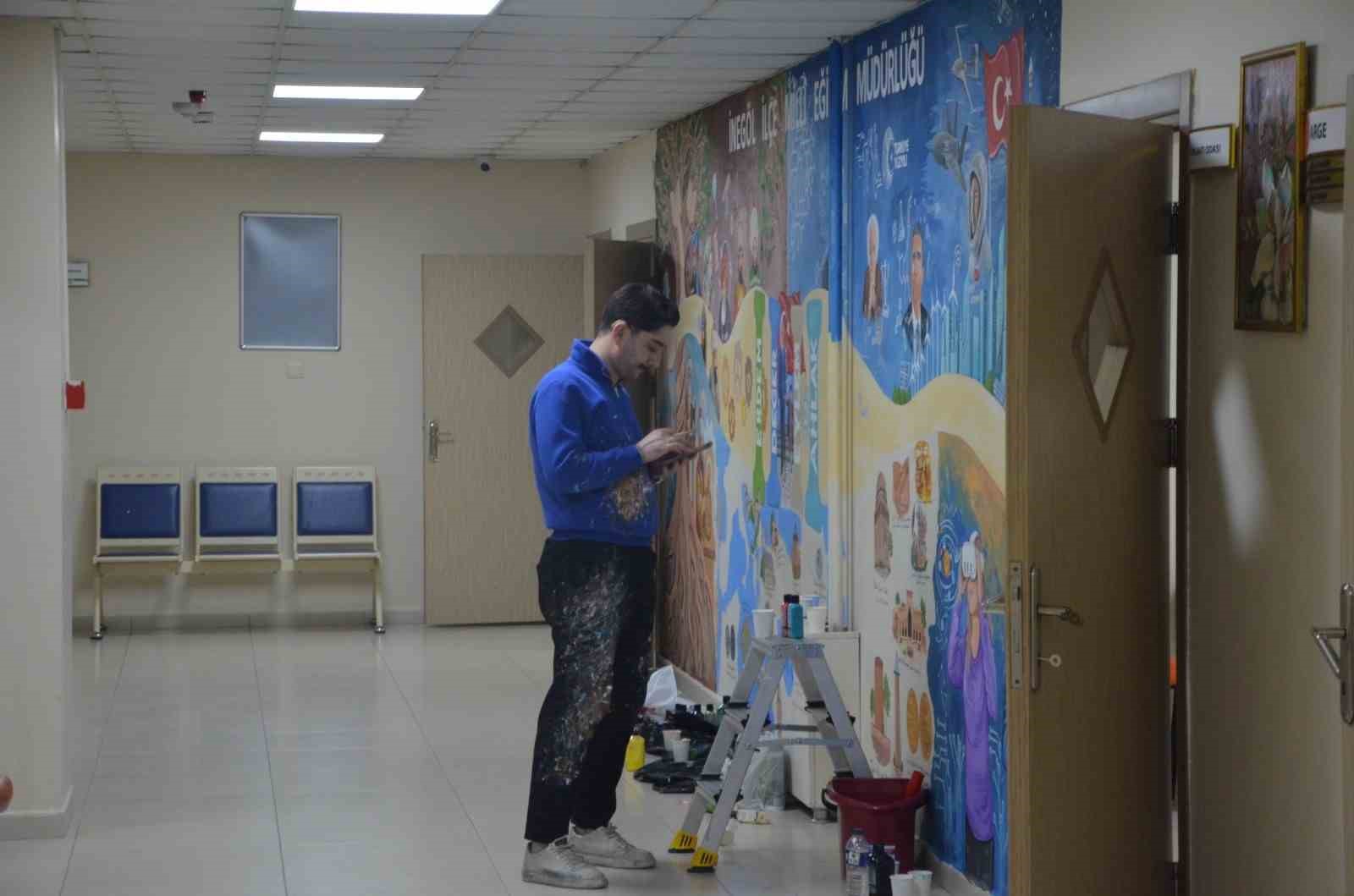 Engelli öğretmen hayal gücünü kullandı, Türkiye Yüzyılı Maarif Modeli müfredatını duvara resmetti
