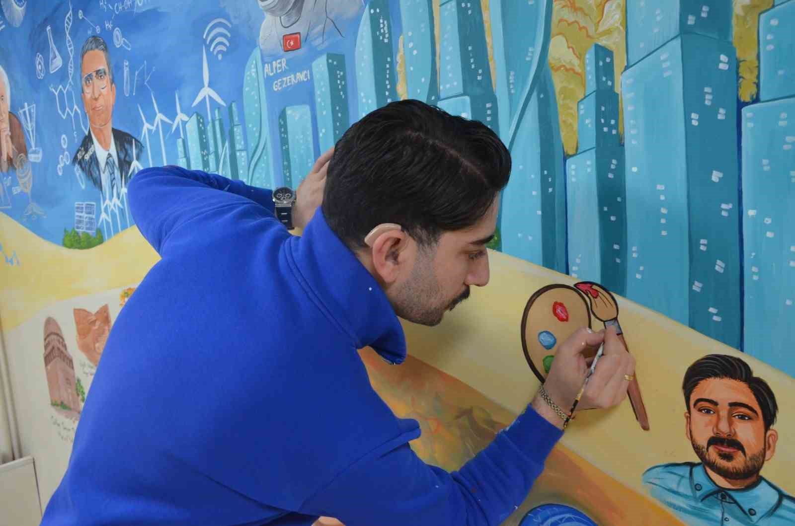Engelli öğretmen hayal gücünü kullandı, Türkiye Yüzyılı Maarif Modeli müfredatını duvara resmetti
