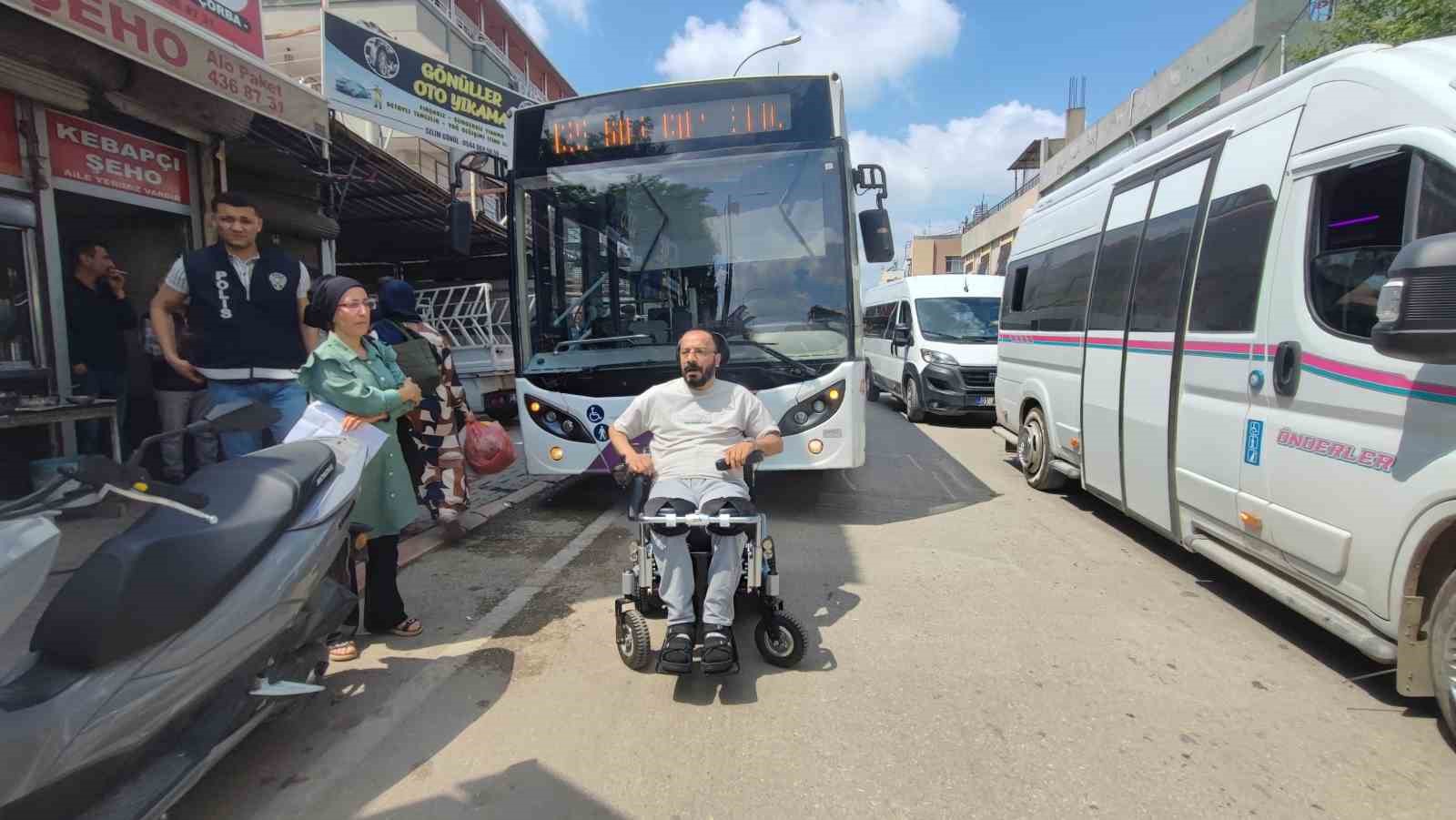 Engelli vatandaş belediye otobüsüne polis eşliğinde binebildi
