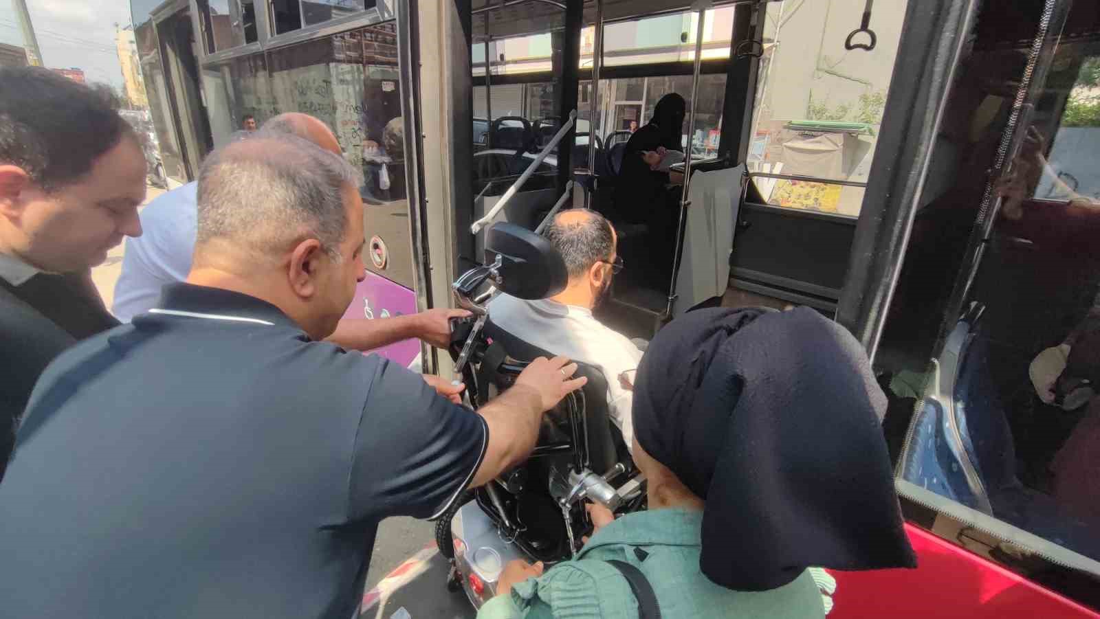 Engelli vatandaş belediye otobüsüne polis eşliğinde binebildi
