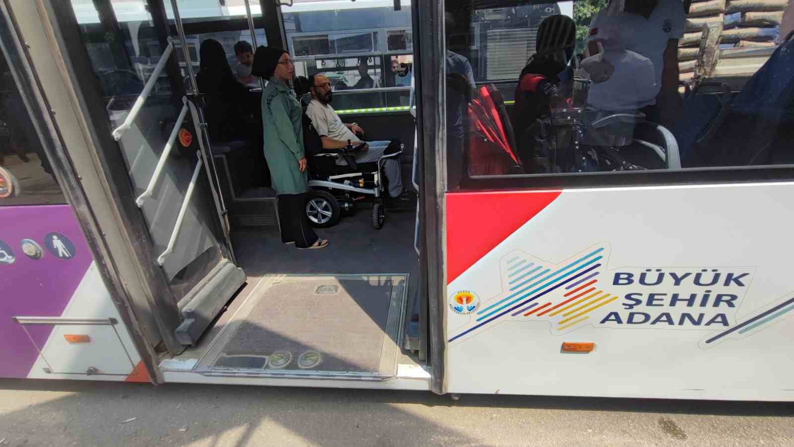 Engelli vatandaş belediye otobüsüne polis eşliğinde binebildi

