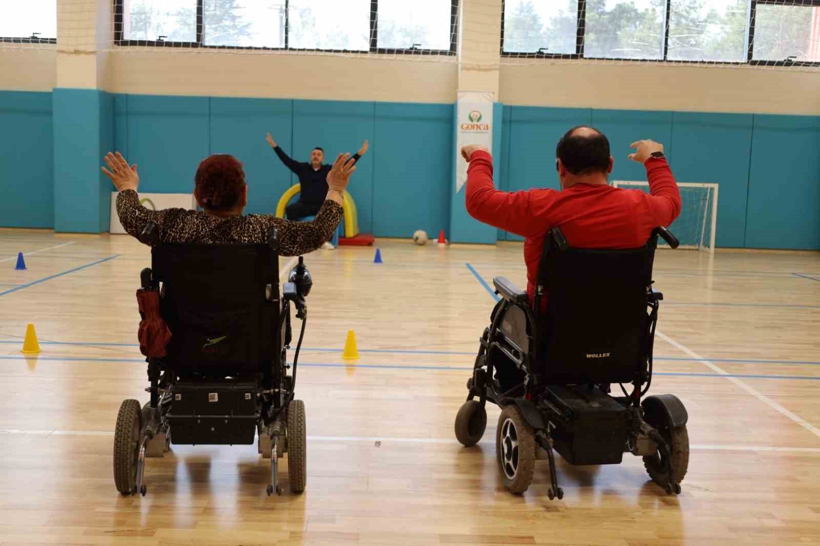 "Engellisin evlenemezsin" dediler, onlar akülü sandalyede zeybek oynuyor
