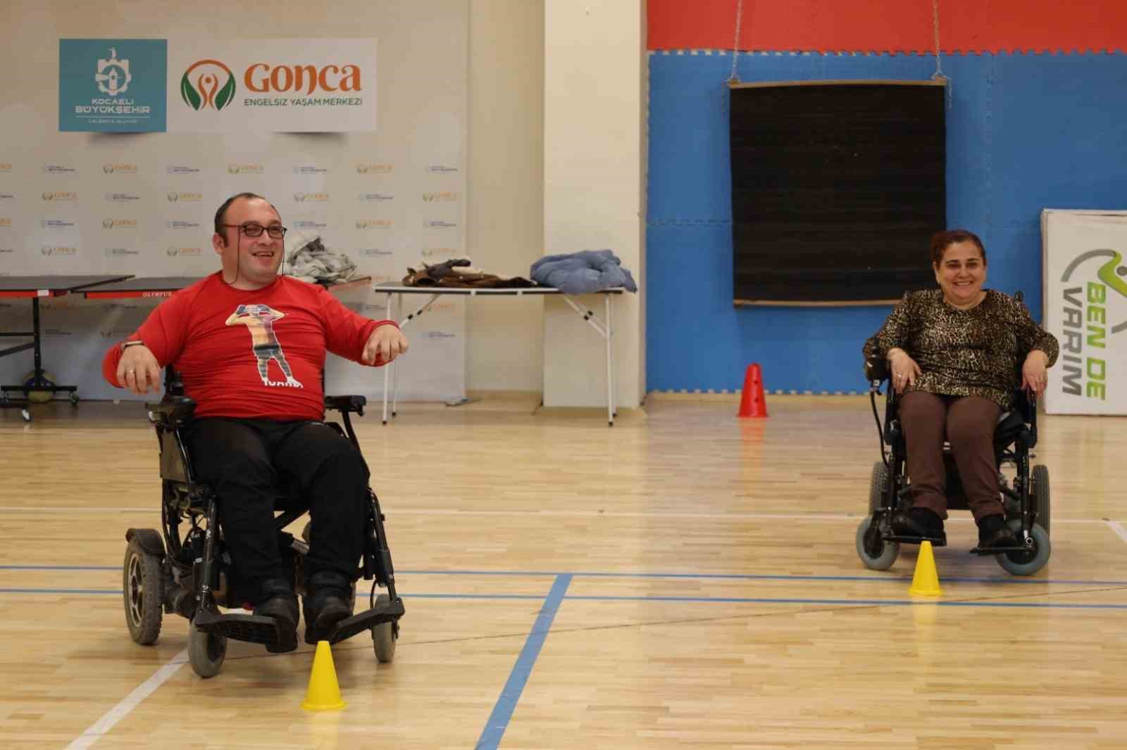 "Engellisin evlenemezsin" dediler, onlar akülü sandalyede zeybek oynuyor
