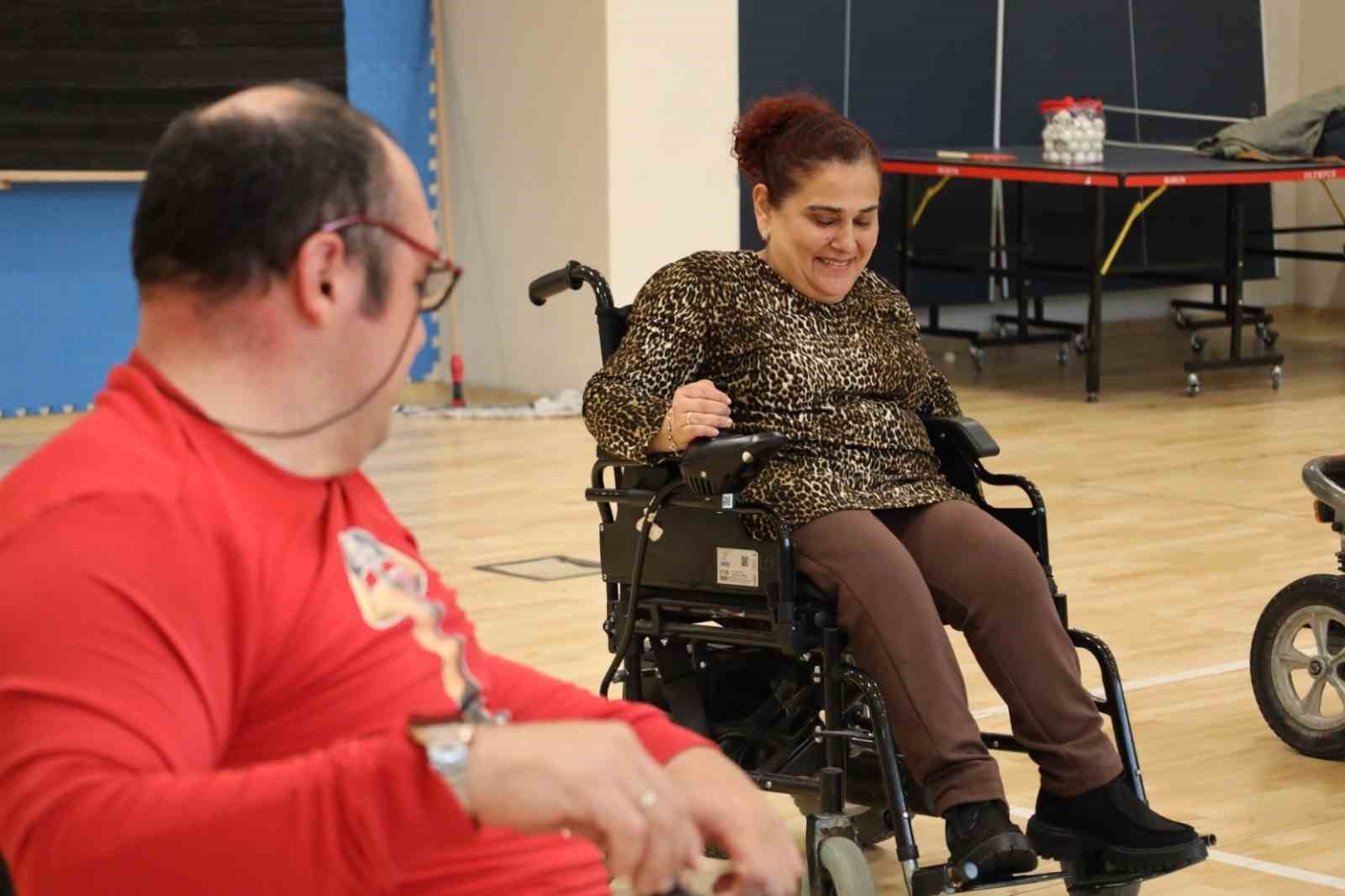 "Engellisin evlenemezsin" dediler, onlar akülü sandalyede zeybek oynuyor
