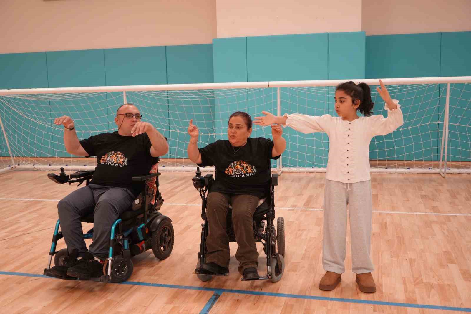 "Engellisiniz" diyenleri evlenerek, "yapamazsınız" diyenleri zeybek oynayarak susturdular
"Engellisiniz" diyenleri evlenerek, "yapamazsınız" diyenleri zeybek oynayarak susturdular