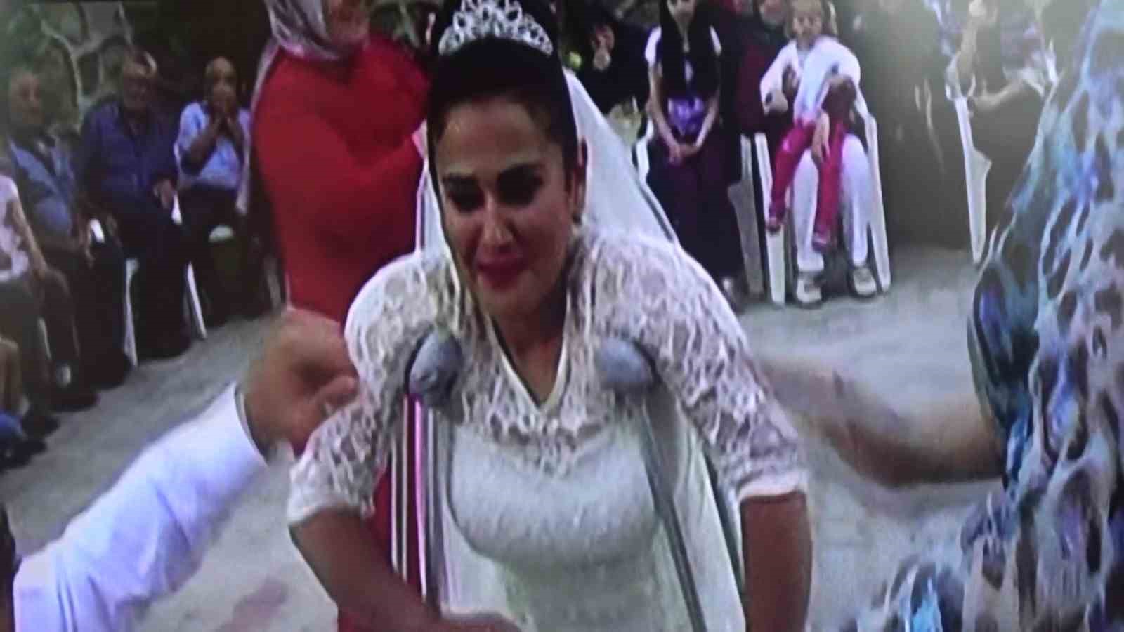 "Engellisiniz" diyenleri evlenerek, "yapamazsınız" diyenleri zeybek oynayarak susturdular
"Engellisiniz" diyenleri evlenerek, "yapamazsınız" diyenleri zeybek oynayarak susturdular