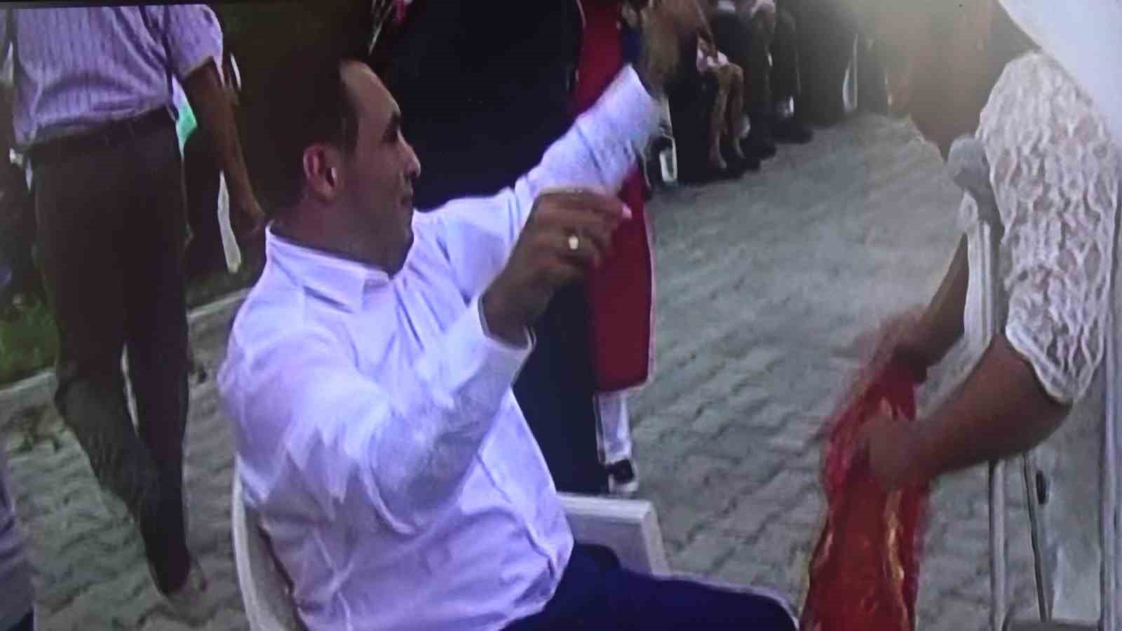 "Engellisiniz" diyenleri evlenerek, "yapamazsınız" diyenleri zeybek oynayarak susturdular
"Engellisiniz" diyenleri evlenerek, "yapamazsınız" diyenleri zeybek oynayarak susturdular