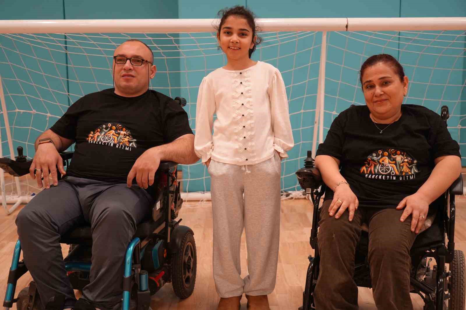 "Engellisiniz" diyenleri evlenerek, "yapamazsınız" diyenleri zeybek oynayarak susturdular
"Engellisiniz" diyenleri evlenerek, "yapamazsınız" diyenleri zeybek oynayarak susturdular