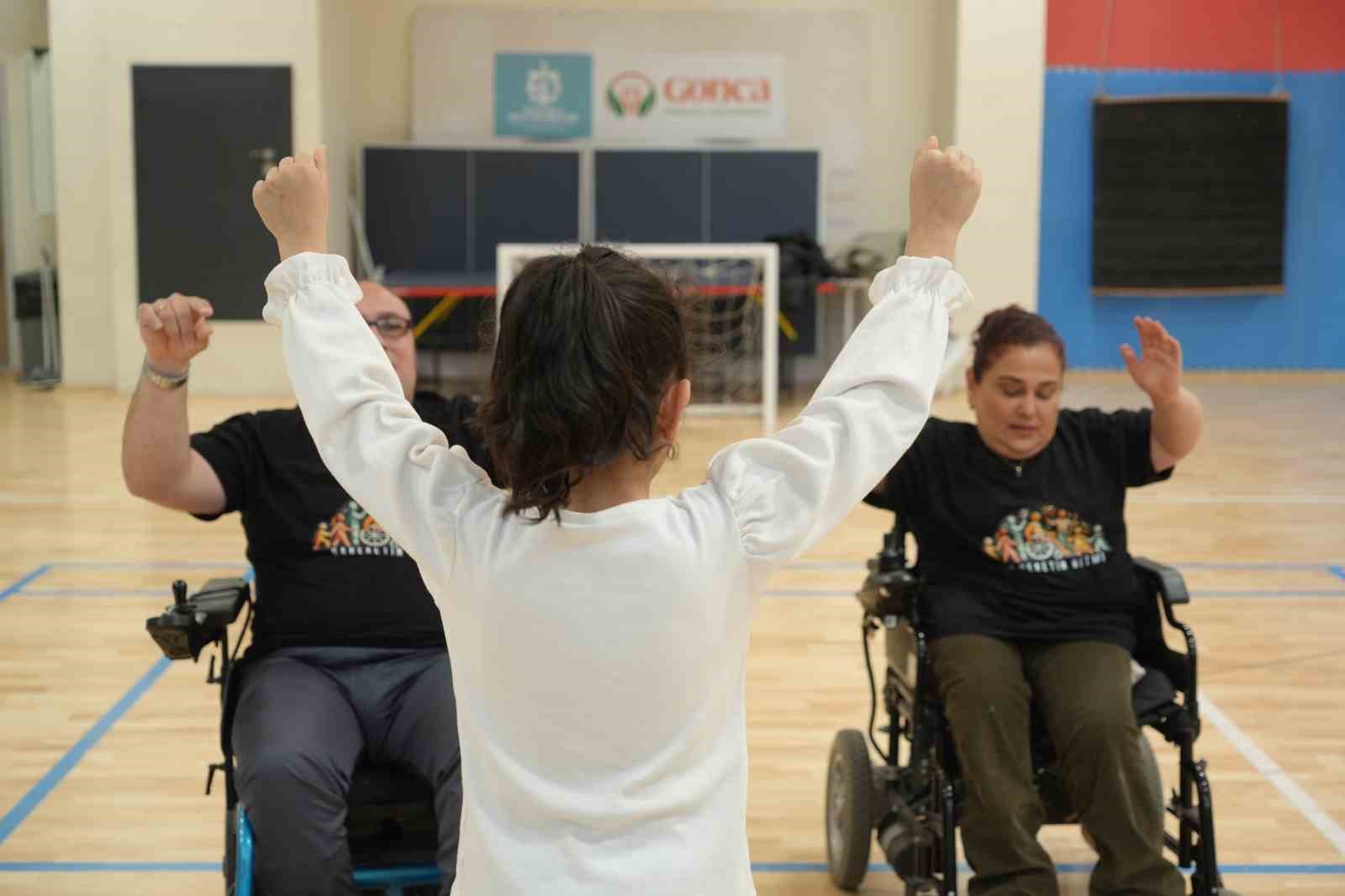 "Engellisiniz" diyenleri evlenerek, "yapamazsınız" diyenleri zeybek oynayarak susturdular
"Engellisiniz" diyenleri evlenerek, "yapamazsınız" diyenleri zeybek oynayarak susturdular