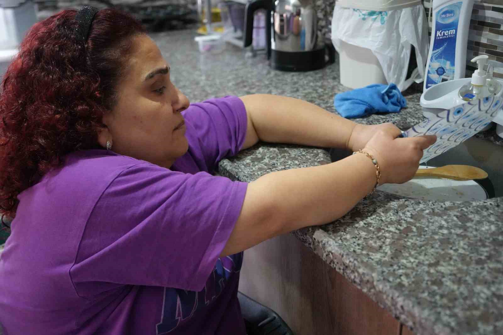 "Engellisiniz" diyenleri evlenerek, "yapamazsınız" diyenleri zeybek oynayarak susturdular
"Engellisiniz" diyenleri evlenerek, "yapamazsınız" diyenleri zeybek oynayarak susturdular