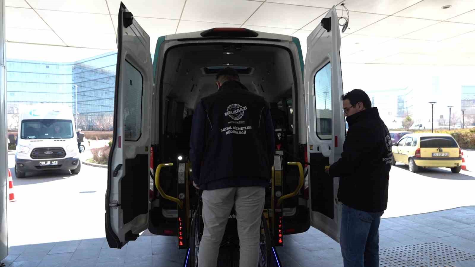 "Engelsiz Melikgazi" aracı Ramazan ayında da hizmete devam ediyor
