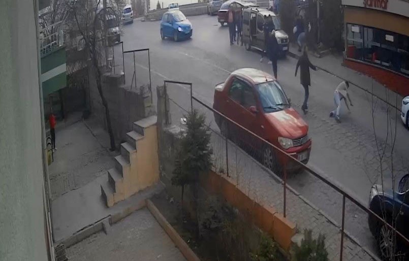 Eniştesine kurşun yağdırıp, üzerinden otomobille geçen sanığın cezası düştü
Eniştesine kurşun yağdırıp, üzerinden otomobille geçen sanığın cezası düştü