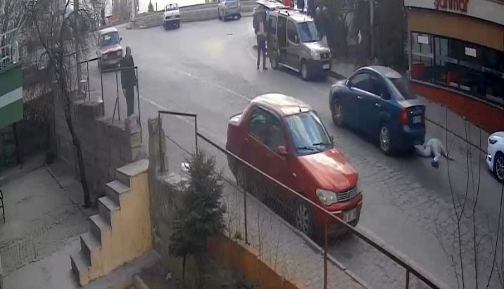 Eniştesine kurşun yağdırıp, üzerinden otomobille geçen sanığın cezası düştü
Eniştesine kurşun yağdırıp, üzerinden otomobille geçen sanığın cezası düştü