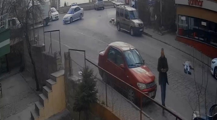 Eniştesine kurşun yağdırıp, üzerinden otomobille geçen sanığın cezası düştü
Eniştesine kurşun yağdırıp, üzerinden otomobille geçen sanığın cezası düştü