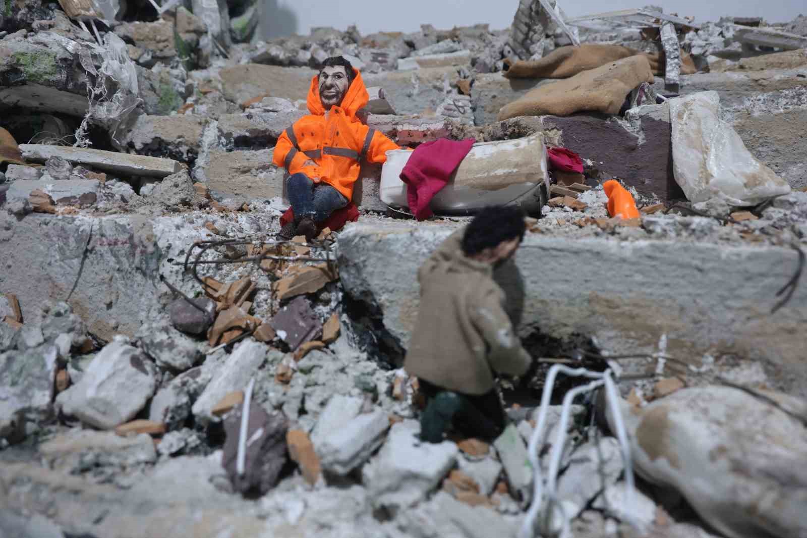 Enkaz altındaki kızının elini bir an olsun bırakmayan babanın yaşadıklarını minyatüre dönüştürdü
Enkaz altındaki kızının elini bir an olsun bırakmayan babanın yaşadıklarını minyatüre dönüştürdü