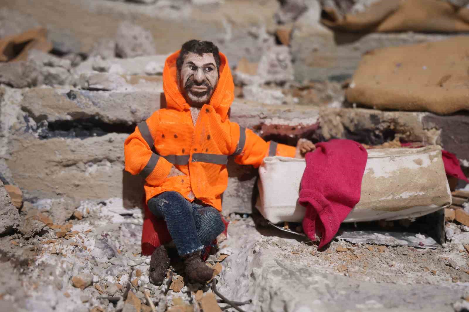 Enkaz altındaki kızının elini bir an olsun bırakmayan babanın yaşadıklarını minyatüre dönüştürdü
Enkaz altındaki kızının elini bir an olsun bırakmayan babanın yaşadıklarını minyatüre dönüştürdü