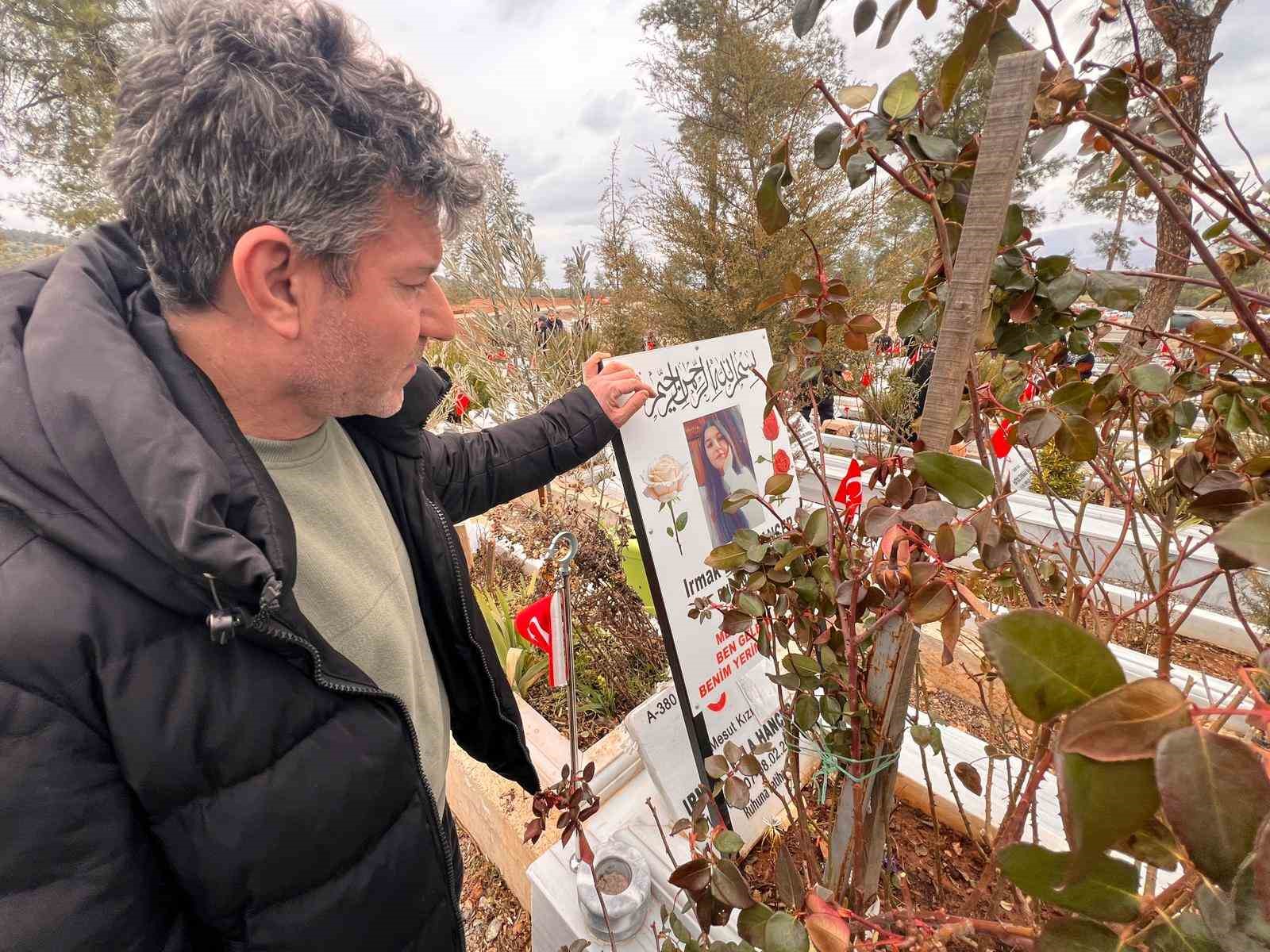 Enkaz altındaki kızının elini hiç bırakmamıştı, depremin 3. yılında kabrini ziyaret etti
