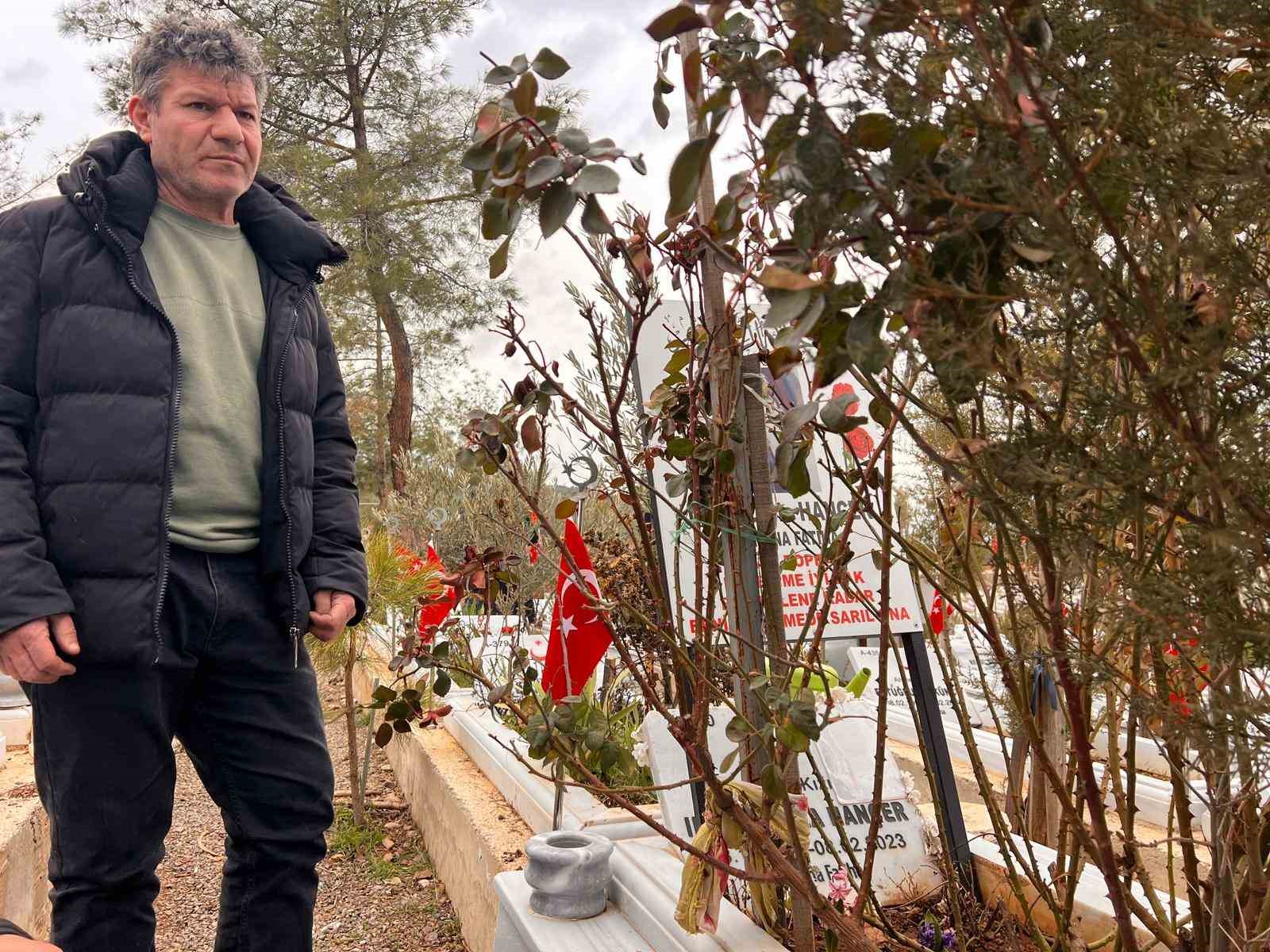 Enkaz altındaki kızının elini hiç bırakmamıştı, depremin 3. yılında kabrini ziyaret etti
