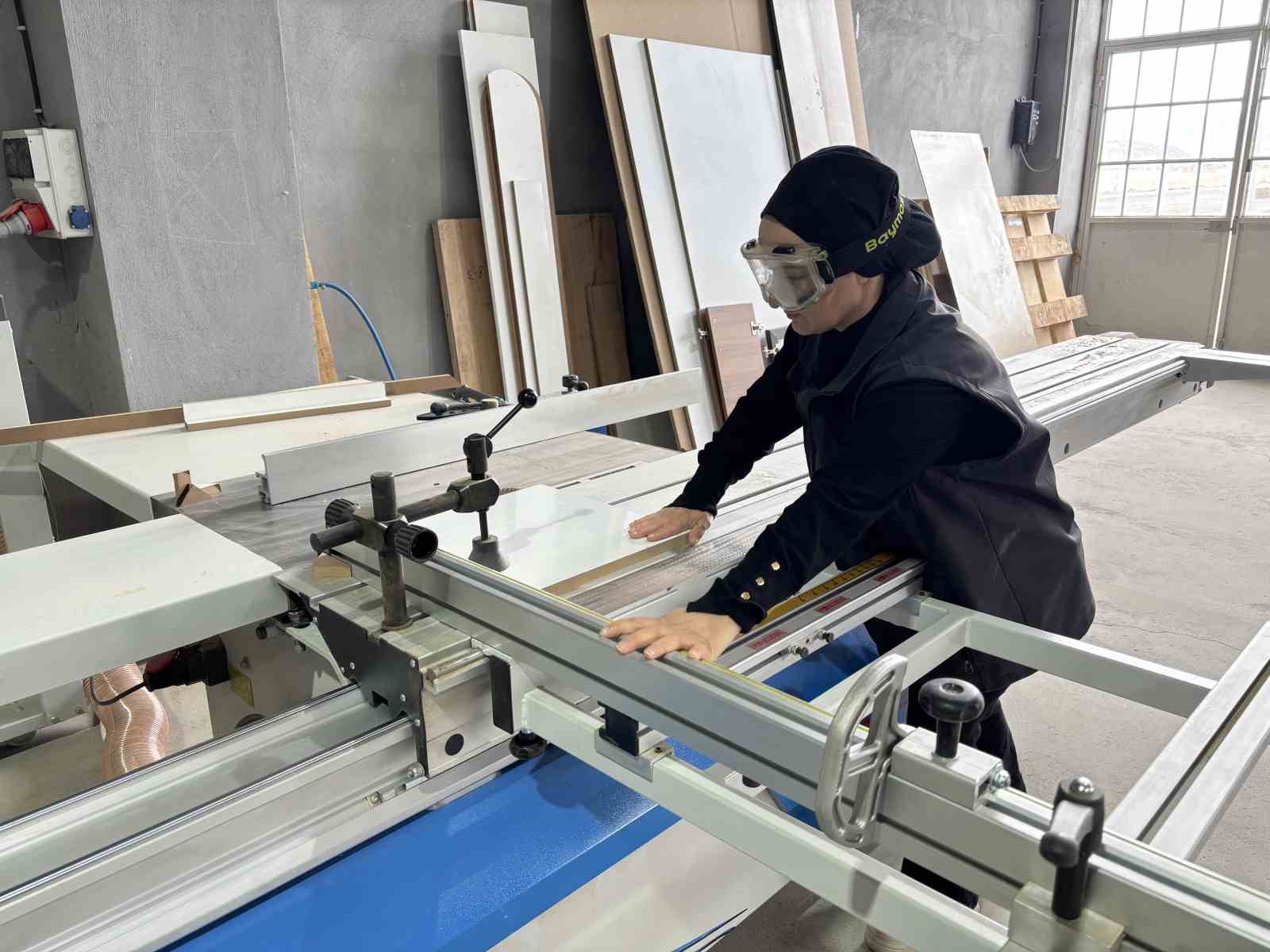 Enkazdan atölyeye bir hayat mücadelesi: İki çocuk annesi mobilyaya şekil veriyor
