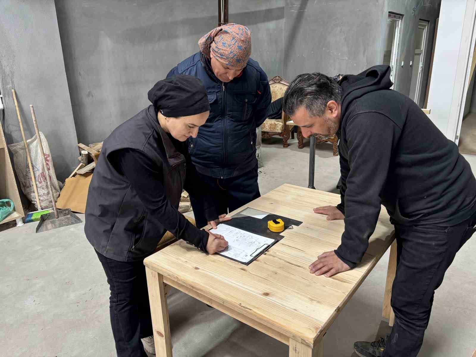 Enkazdan atölyeye bir hayat mücadelesi: İki çocuk annesi mobilyaya şekil veriyor
