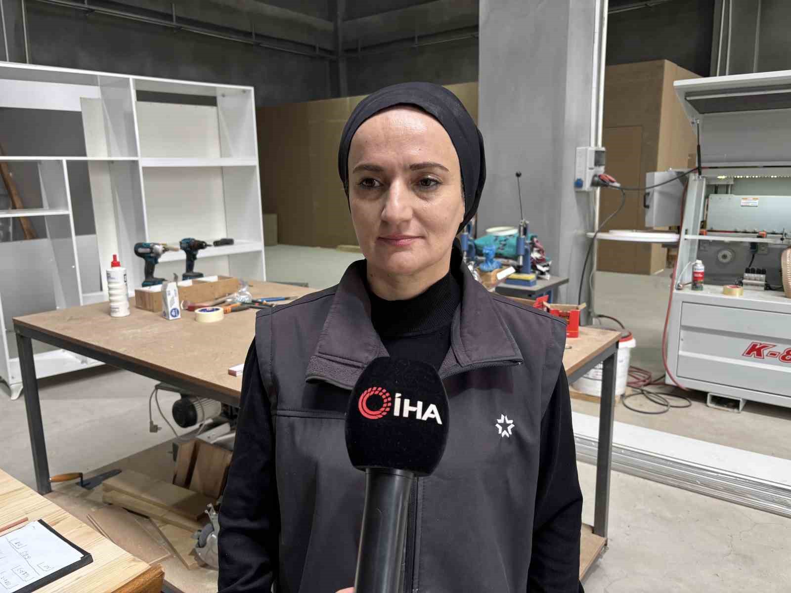 Enkazdan atölyeye bir hayat mücadelesi: İki çocuk annesi mobilyaya şekil veriyor
