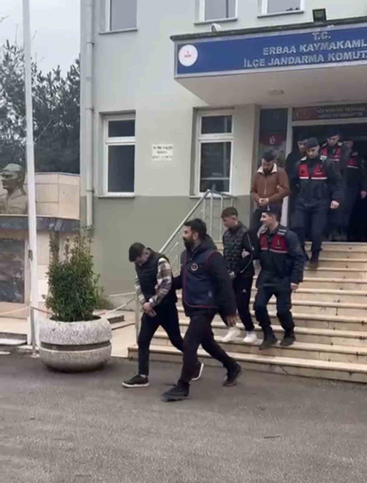 Erbaa’da bağ evinden hırsızlık yapan 6 şüpheli yakalandı
