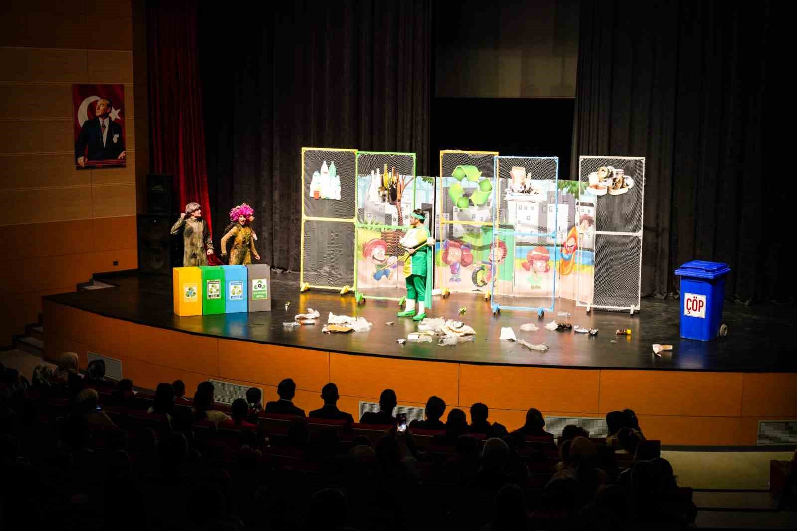 Erbaa’da çocuklara sıfır atık bilinci tiyatro ile anlatıldı
