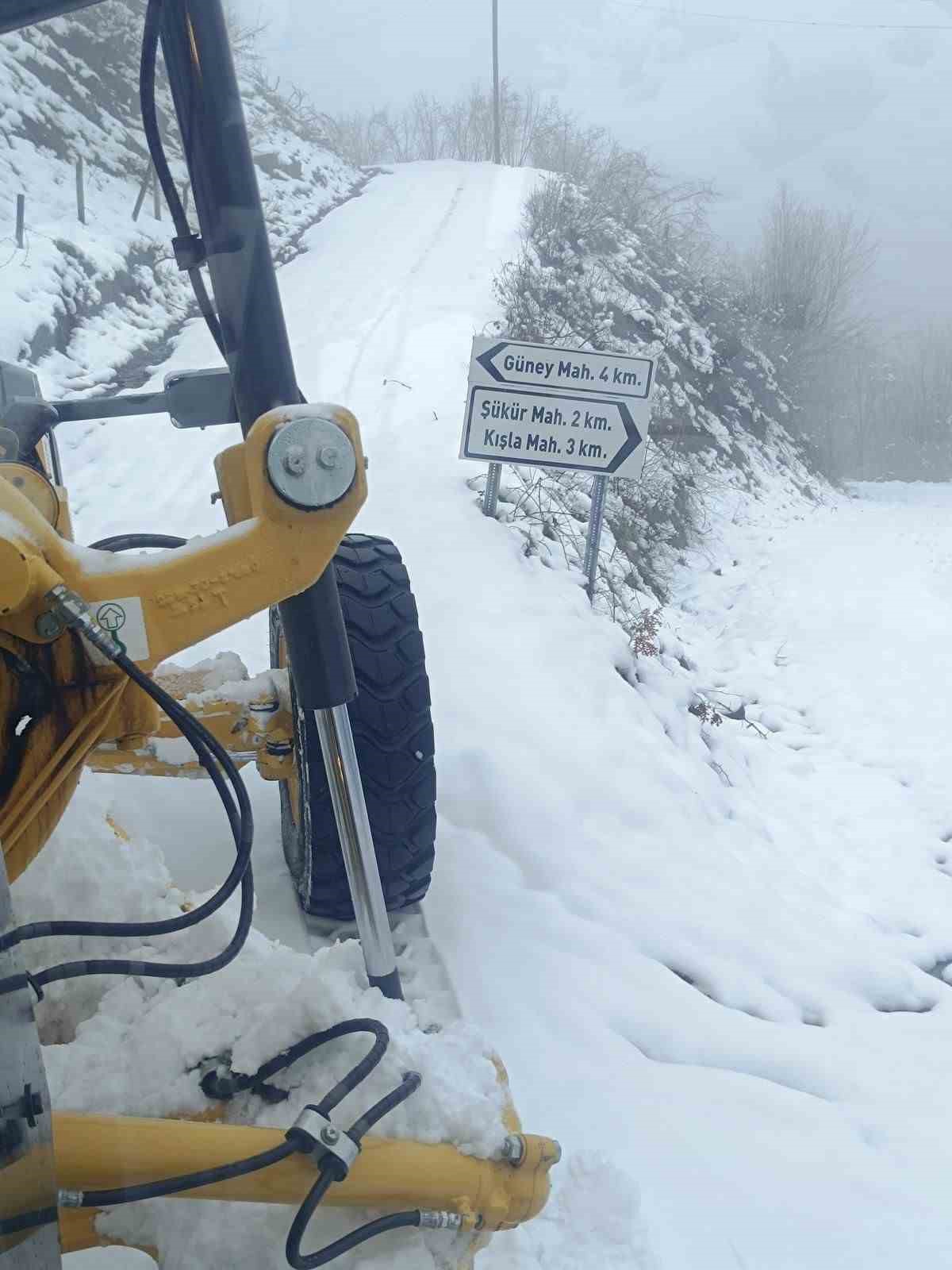 Erbaa’da kapanan köy yolu ekiplerin çalışmasıyla açıldı
