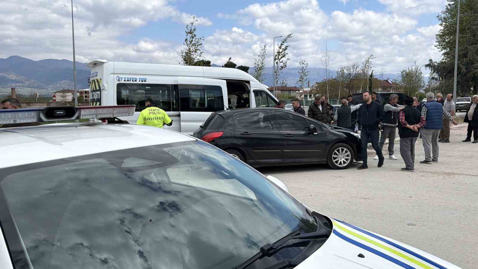 Erbaa’da öğrenci servisi ile otomobil çarpıştı: 10 öğrenci yaralandı
