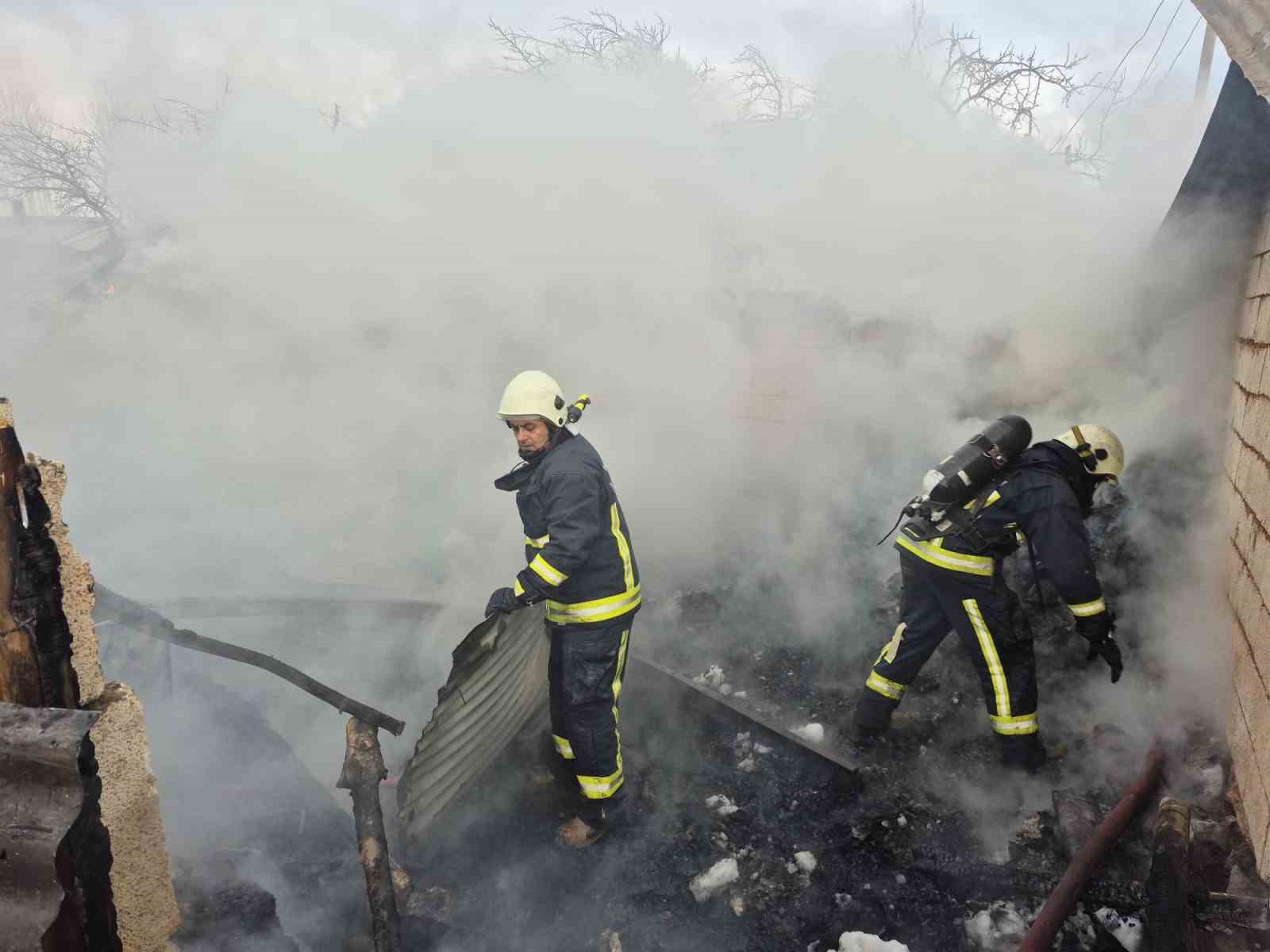 Erçiş’te ahır ve odunluk yangını
