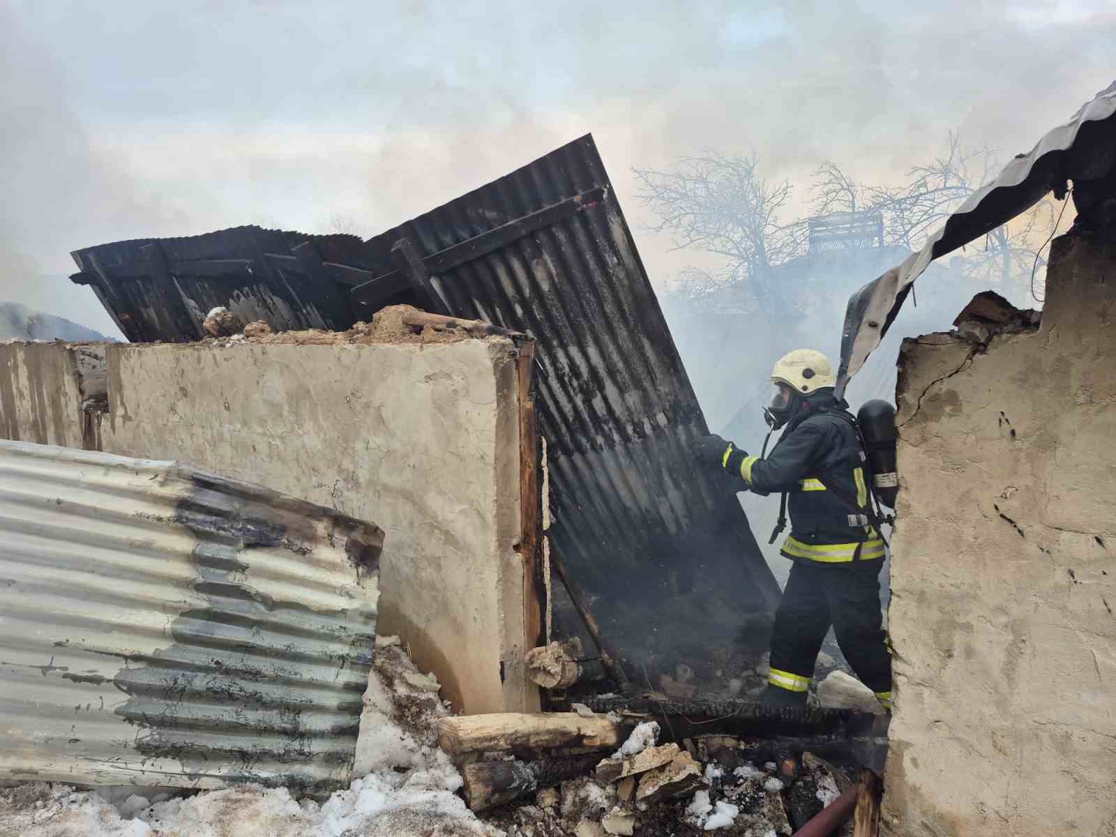 Erçiş’te ahır ve odunluk yangını
