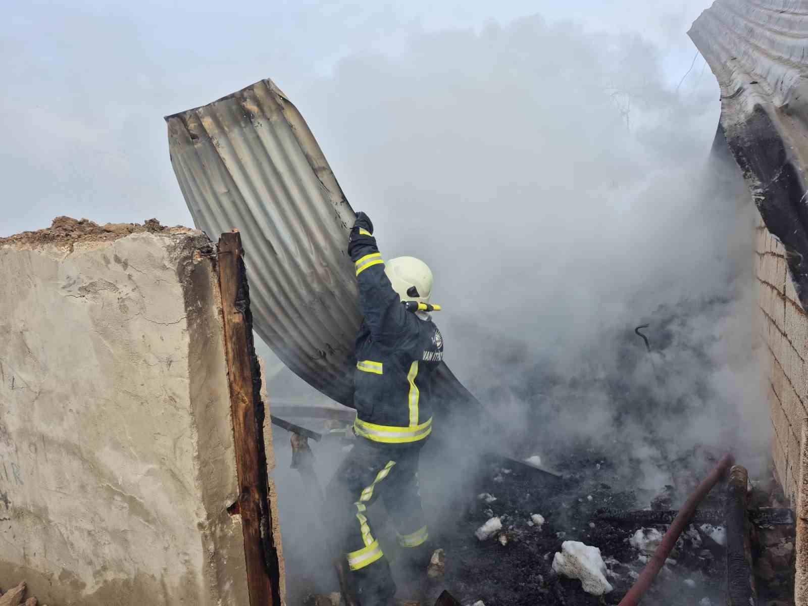 Erçiş’te ahır ve odunluk yangını

