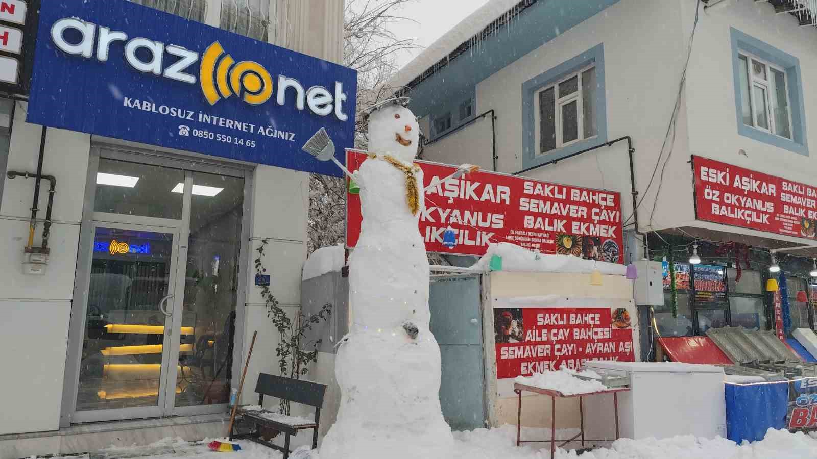 Erciş’te boş kalan esnaf kardan adam yaptı
