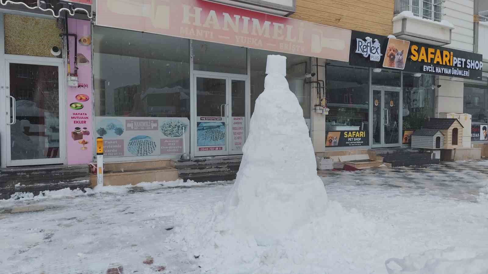 Erciş’te boş kalan esnaf kardan adam yaptı
