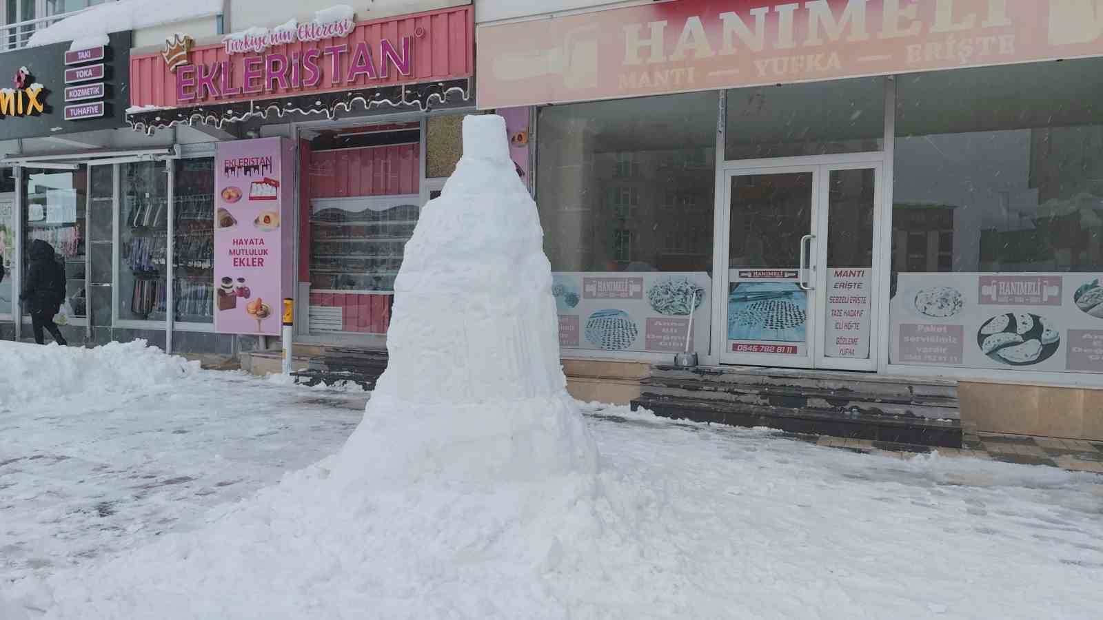 Erciş’te boş kalan esnaf kardan adam yaptı
