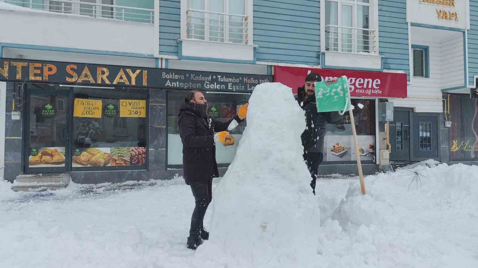 Erciş’te boş kalan esnaf kardan adam yaptı
