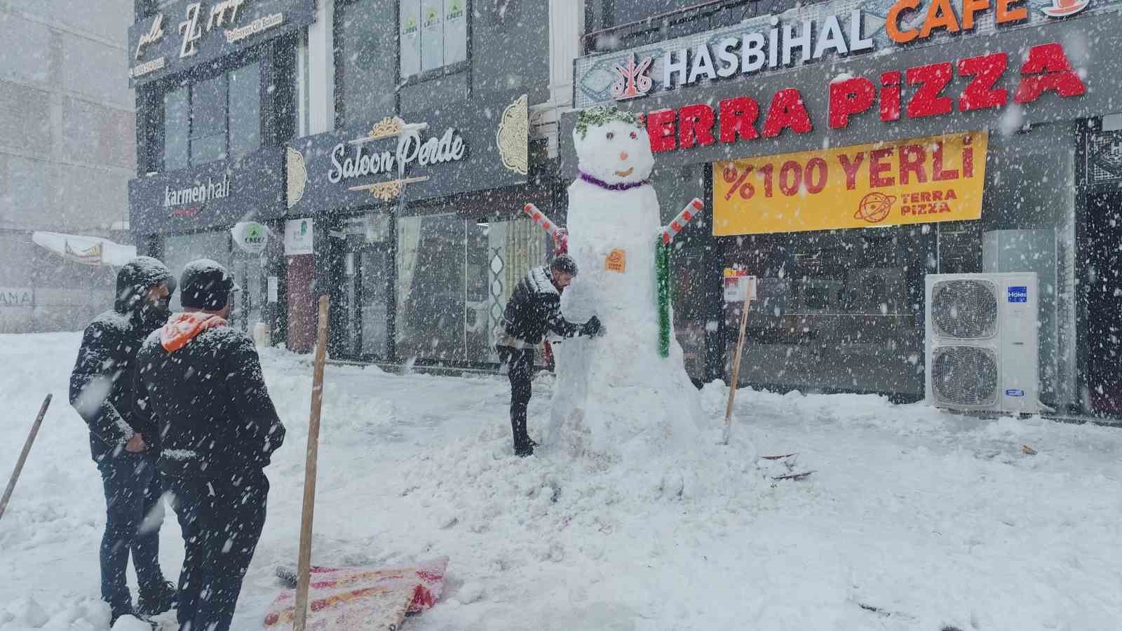 Erciş’te boş kalan esnaf kardan adam yaptı
