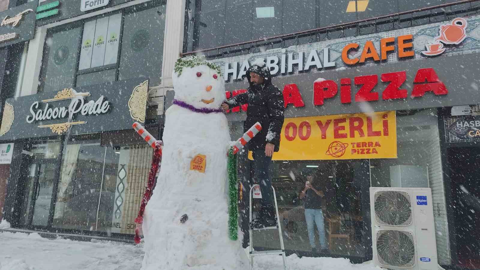 Erciş’te boş kalan esnaf kardan adam yaptı
