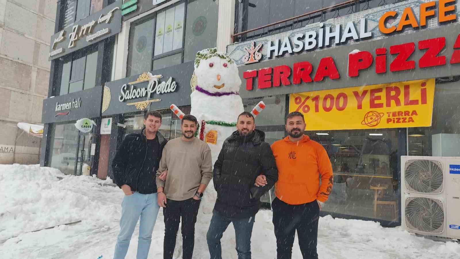 Erciş’te boş kalan esnaf kardan adam yaptı
