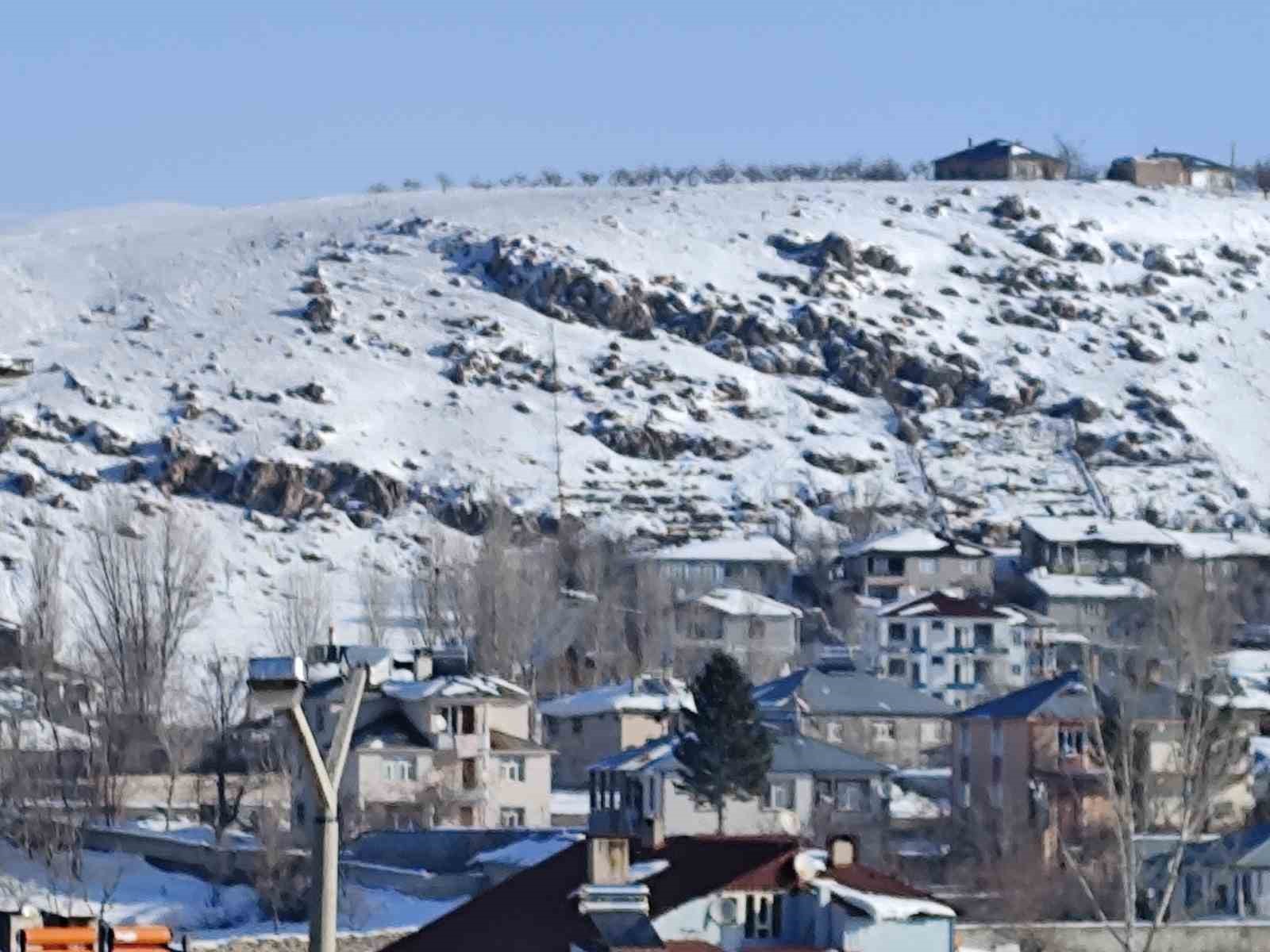 Erciş’te nisan ayında kar yağışı
