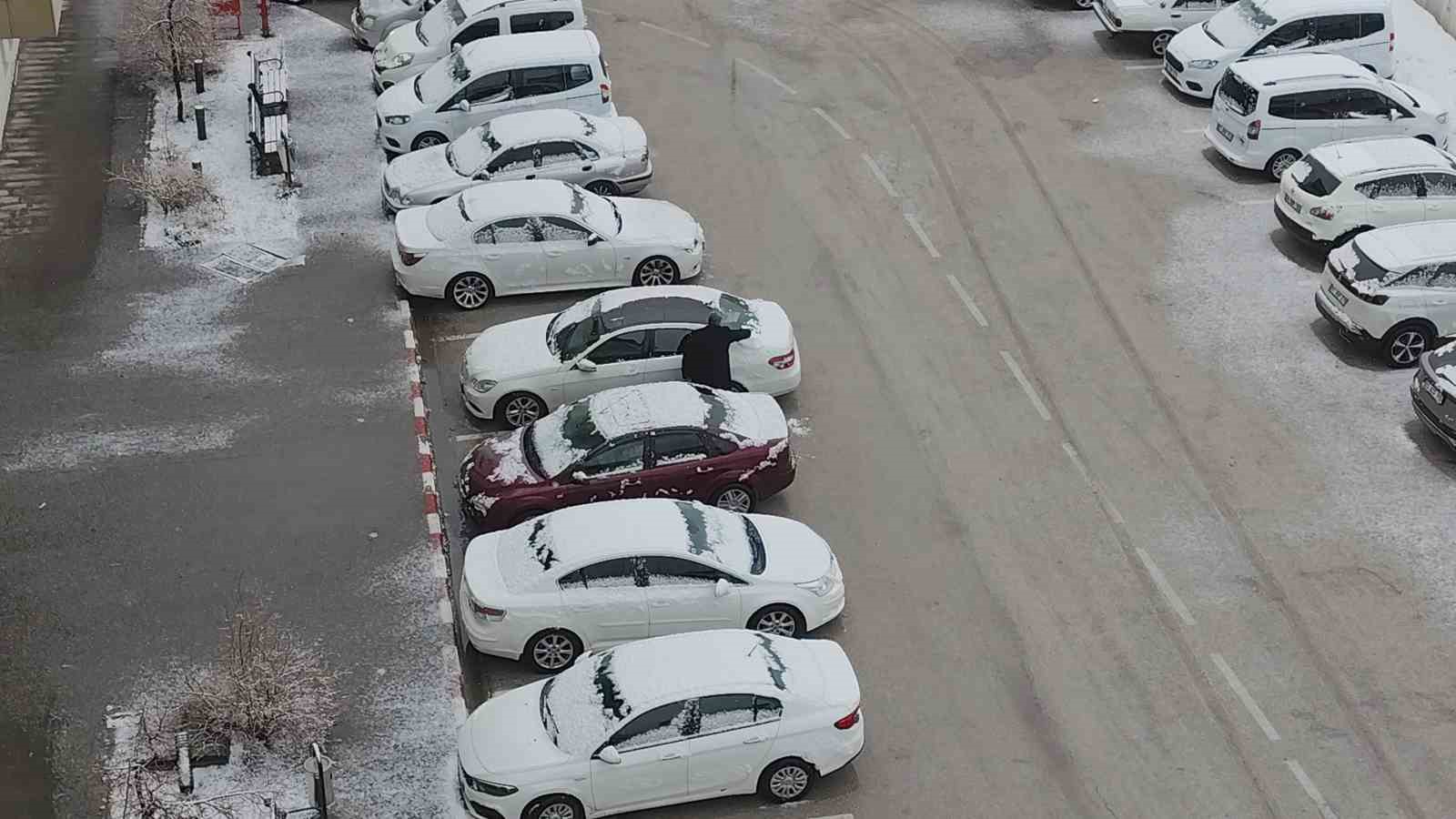 Erciş’te nisan ayında kar yağışı
