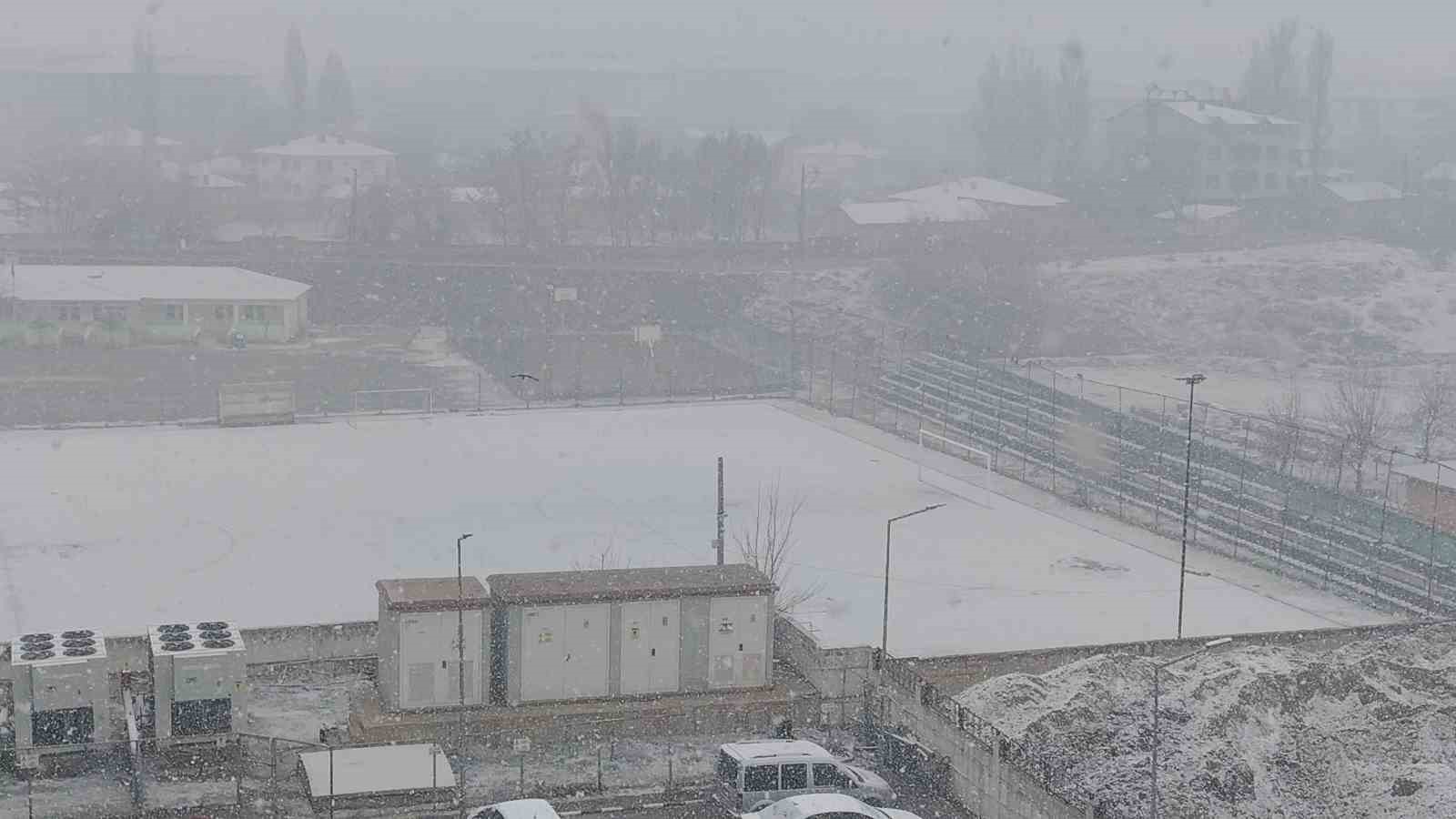 Erciş’te nisan ayında kar yağışı
